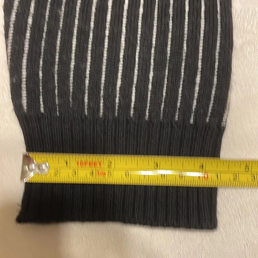 B & C Men’s pullover black & white sweater top w/large collar & short zip (mlb)